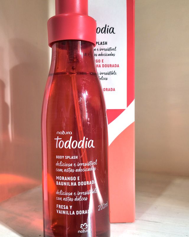 Body Splash Fresa & Vainilla – Tododia · fresa y vainilla dorada · 200ml – Natura en Ailu Showroom, perfumería en Ensenada con envíos a toda Argentina